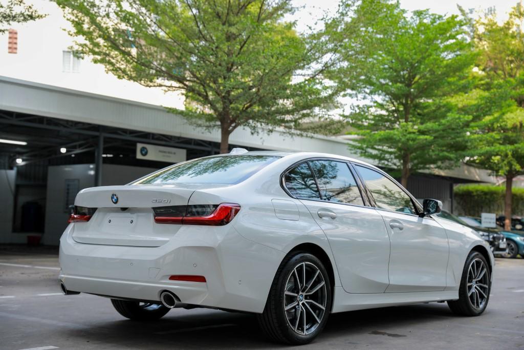 bmw-320i-lci-sport-line-2023-phia-sau-xe.jpg