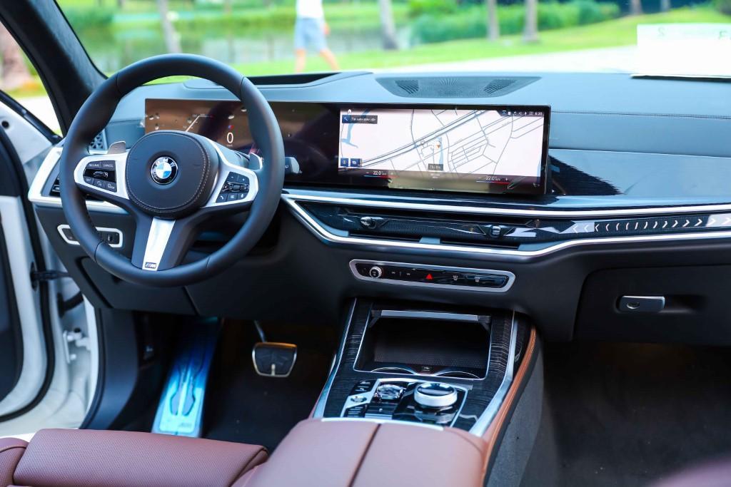 he-dieu-hanh-os8-moi-su-dung-tieng-viet-bmw-x7-m-sport-lci-2023