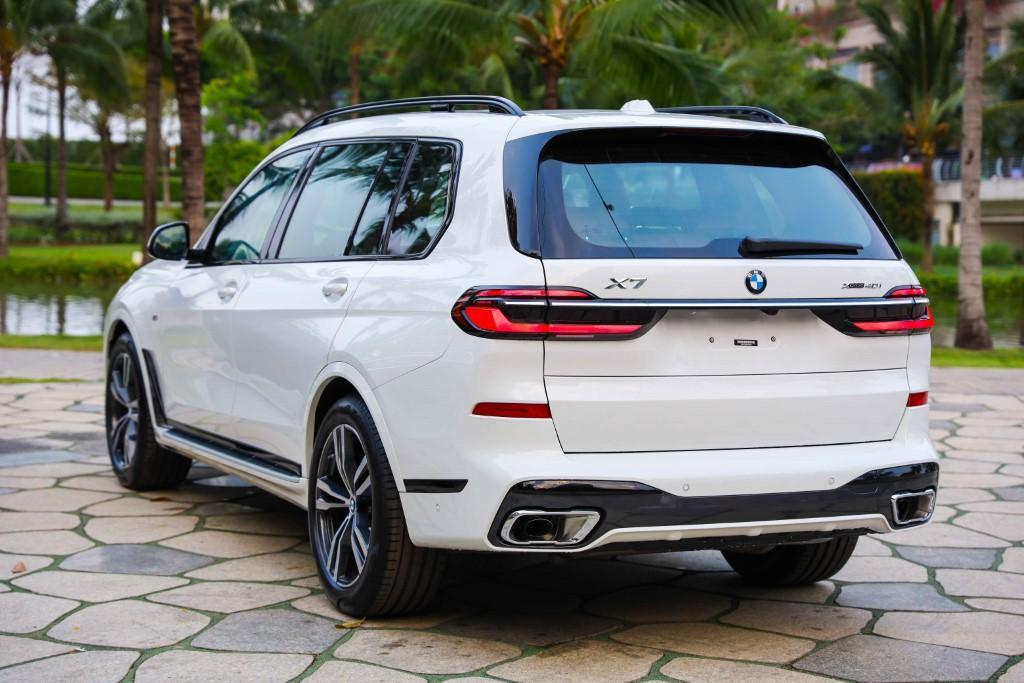 phan-duoi-xe-bmw-x7-m-sport-lci-2023